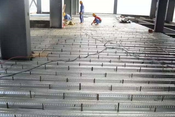 鋼結構建筑樓承板上水泥鋪多厚合適?